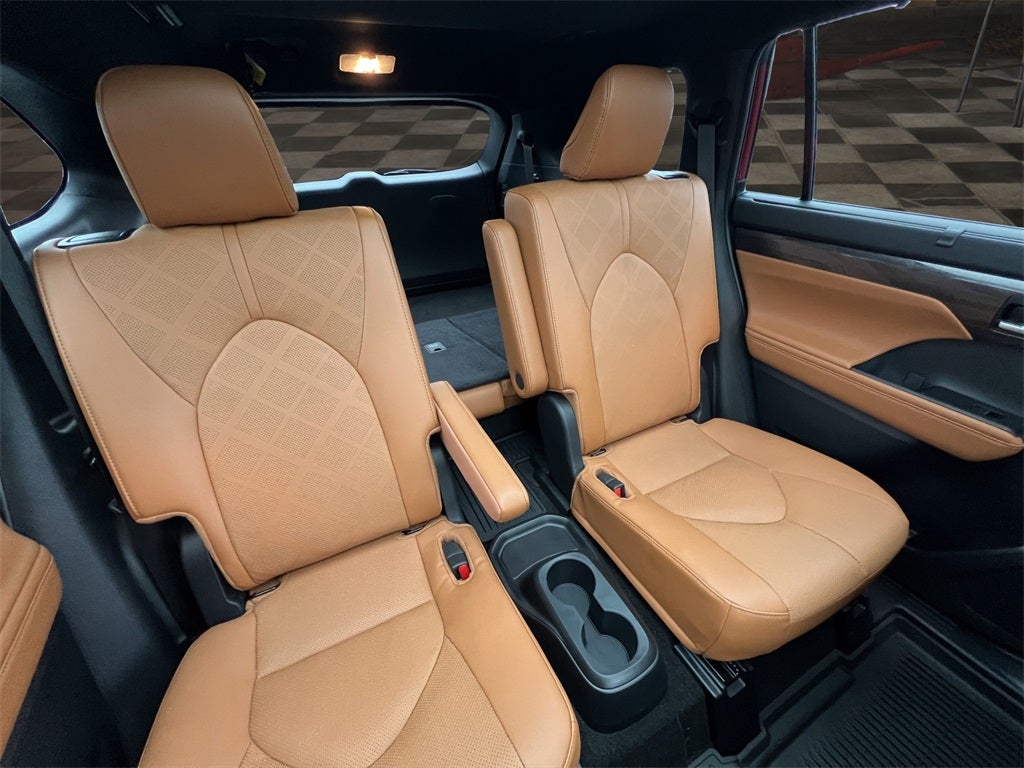 2024 Toyota Highlander Hybrid Platinum