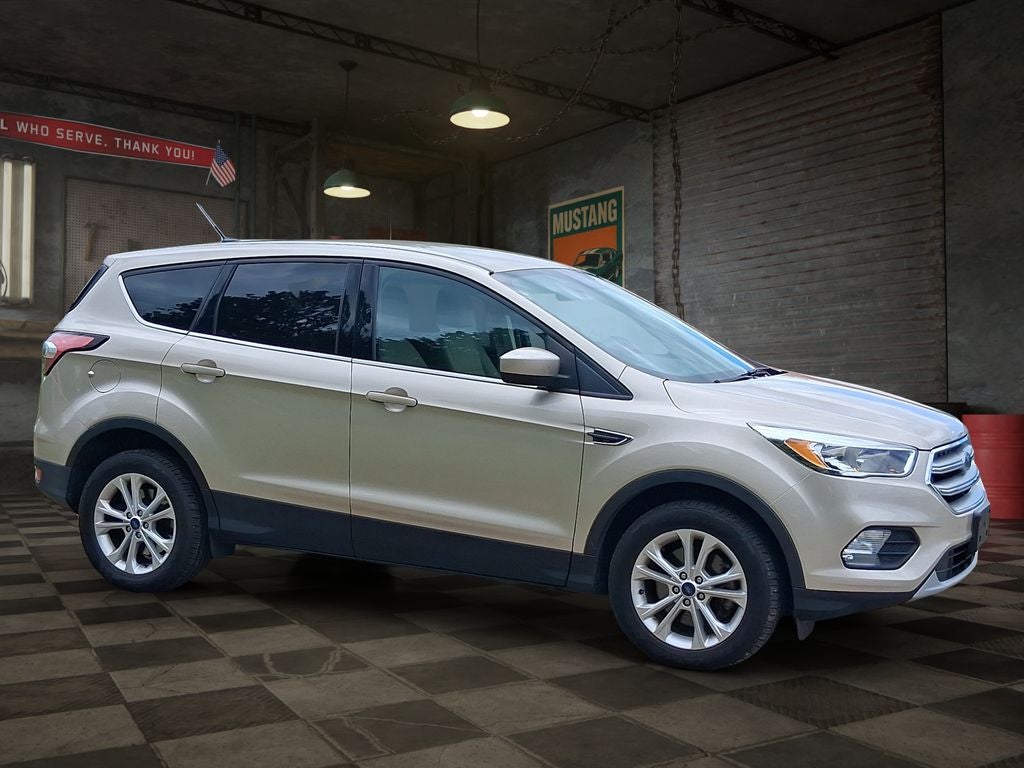 Used 2017 Ford Escape SE with VIN 1FMCU9GD5HUE21372 for sale in Dickson, TN